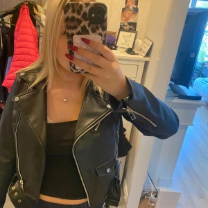 Skinnjacka  - Jättefin skinnjacka från zara i bra skick, den är tyvärr för liten och säljer därför den, pris kan diskuteras