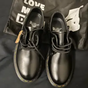 Helt ny Doc Martens,   Storlek 40. Helt ny, aldrig använd tidigare. Snygga påsen följer med 😊🙌  Jag bjuder frakten ;)