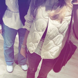 mango jacka  - säljer denna jacka från mango. Den har vissa defekter (se bilder) därav pris. Men inget man tänker på 💞