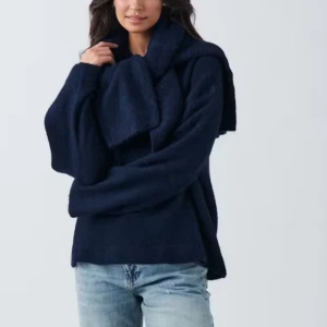 Stickad tröja gina - Crew neck knitted sweater i marinblå, jättebra skick och i storlek S. Helt slutsåld💞