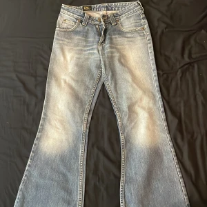 Lee jeans - Bootcut lee jeans aldrig använda ett litet hål där kan ni se på bilden men de går säkert att fixa