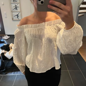 Vit blus  - Knappt använd!