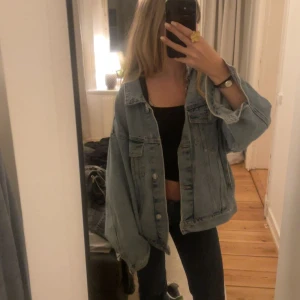Zara jeans jacka - Snygg overzise jeans jacka men säljer för att jag har en till liknande💕
