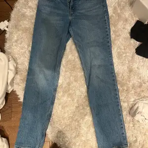 Levis jeans som är ljusblåa lowwaist. Bootcut jeans! och är i väldigt bra skick. Säljer för att jag inte använder de längre. Köpt för cirka 2000. För cirka 5 månaders sedan. Hör av er för fler frågor. Pris kan diskuteras vad snabb affär 💗💗