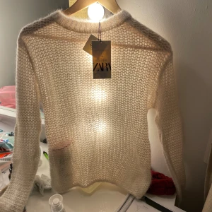 Stickad tröja Zara  - Så likt mohair och så fluffig och fin stickad. Storlek s. Ny skick 