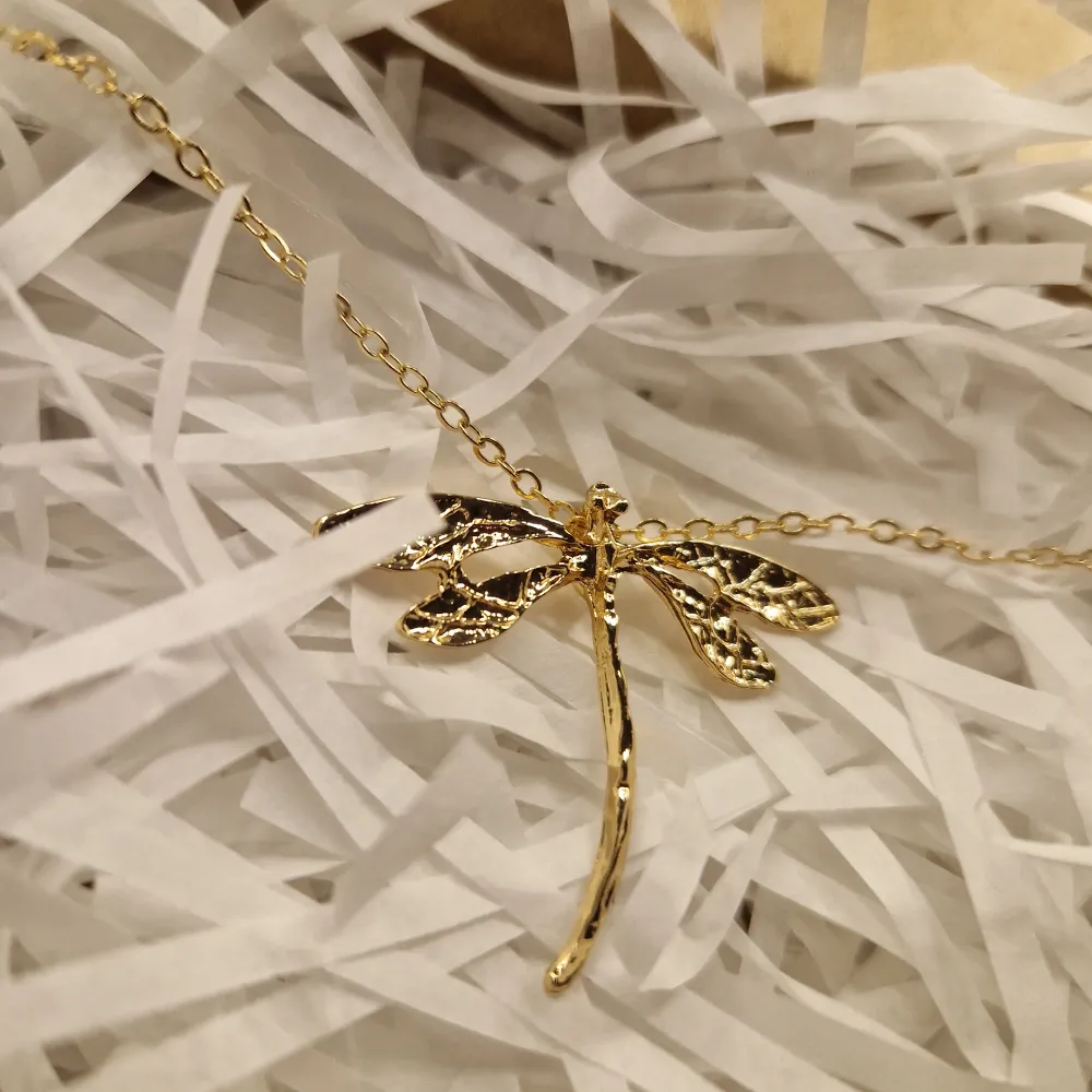 GRATIS GÅVA MED ALLA ORDRAR!! Superfint och trendigt stockholmsstil guld halsband. Stort trollslända guld halsband. Svarar o skickar alltid snabbt!. Accessoarer.