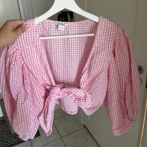 Rosa rutig knytblus💕 - Från Monki i storlek M💕