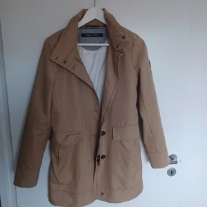 Marc O'Polo trenchcoat - Marc O'Polo beige trenchcoat. Trenchcoat är i bra skick. Storlek är S.