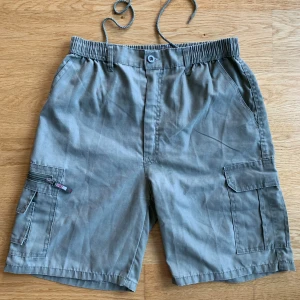 Cargo Shorts - Sköna cargo shorts med många fickor, säljer då jag inte använder. Öppen till diskutera pris eller för fler bilder.