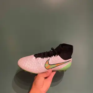 Magista fotbollskor AG dobbar  Storlek 39/39,5 = 24,5 CM 