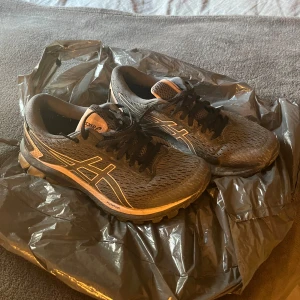 Träningsskor - träningsskor från asics i använt skick men fortfarande bra 💕