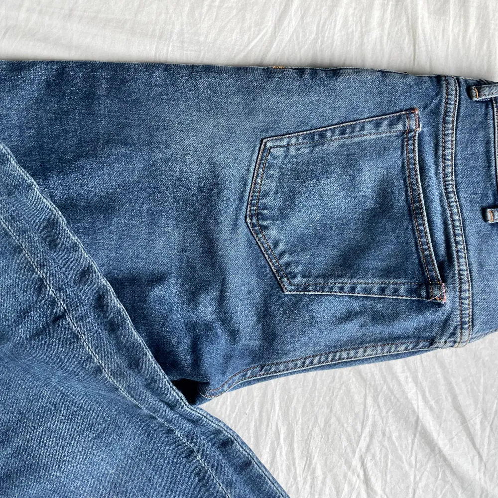 Tjena, säljer nu ett par mörkblå acne jeans. Passformen är mitte emellan straight och slim så riktigt feta enligt mig. Riktigt najs skick på byxorna. Hör av dig vid frågor!. Jeans & Byxor.