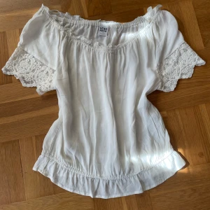 Söt vit topp med lace detaljer  - Köpt här på plick men den var tyvärr för stor för mig. Lappen säger XS men skulle säga att den är ungefär storlek M-L