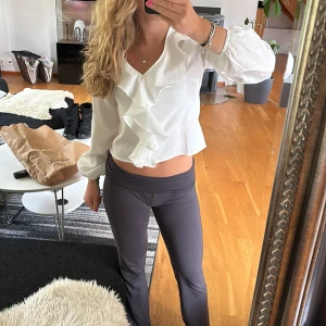 Blus med volang   - Blus som inte har kommit till användning då den inte är min stil längre. Prislappen sitter även kvar. Bara att skriva om ni vill ha mer info💕