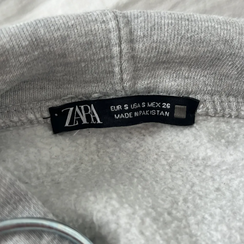 Säljer min gråa zara hoodie för den ej kommer till användning. Köpte för något årsen i Spanien men är inte så använd, är i mycket bra skick och är såååå mysig. Hoodies.