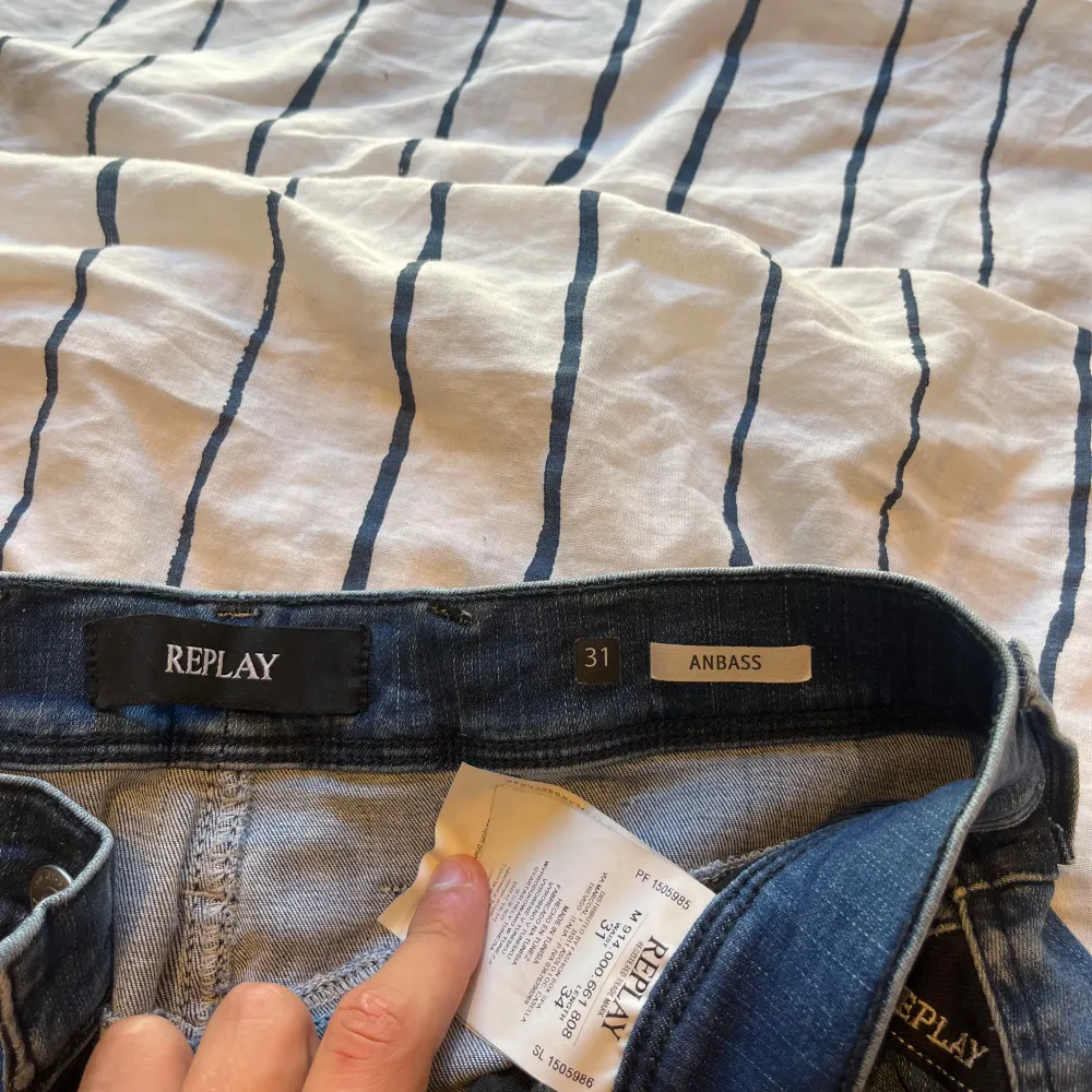 Hej, säljer nu dessa replay jeansen. Ny pris = 1599:-. Säljas för 499:-. Moddellen är 179cm. Jeans & Byxor.