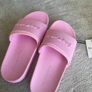 Juicy Couture tofflor  - helt nya Juicy Couture tofflor!!🩷i storlek 38🩷,därav priset