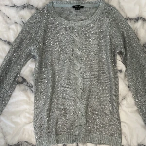Stickad tröja med paljetter - Säljer denna fina stickad tröja med paljetter som är i jätte bra skick och har aldrig använts!! Storleken är M. På mig sitter den ganska löst så det är därför jag säljer den. Pris kan diskuteras!