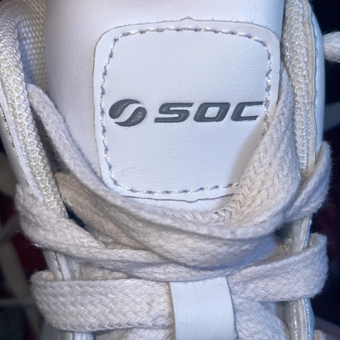 Ett par vita sneakers  - 92