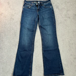 Lågmidjade bootcut jeans - Ett par lågmidjade bootcut jeans från H&M! Använd bara några gånger och säljer för att dom är lite för långa för mig som är runt 157cm💙💙💙