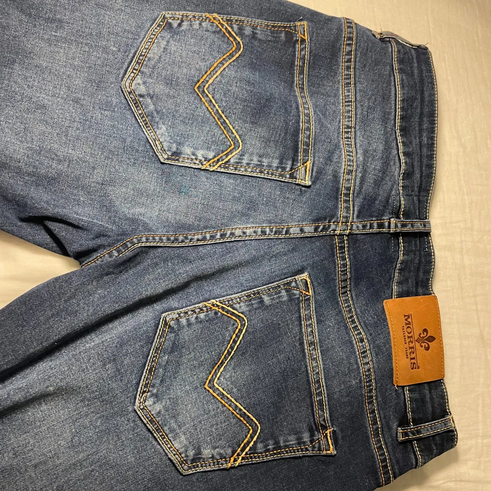 Ett par feta Morris jeans passar bra inför hösten 🍁, säljs för att dem är för stor. Nypris 1999kr, som nya. Kom privat för fler frågor!. Jeans & Byxor.