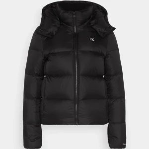 Calvin Klein vinter jacka  - Köptes förr förra vintern men endast använts en vinter. Har inga slags skador eller defekter. Luvan är dock borta. Köpt från Zalando för 2336kr. 