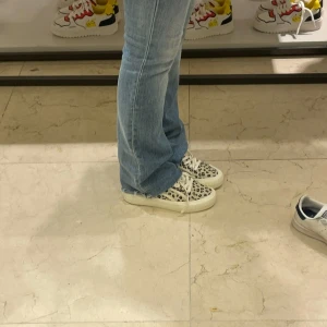 Leopard skor - Skitsnygggaa skor från zara!!💝💝 Strl 36 men jag kan ha de och jag brukar ha 37/38💝Finns inte längre💕