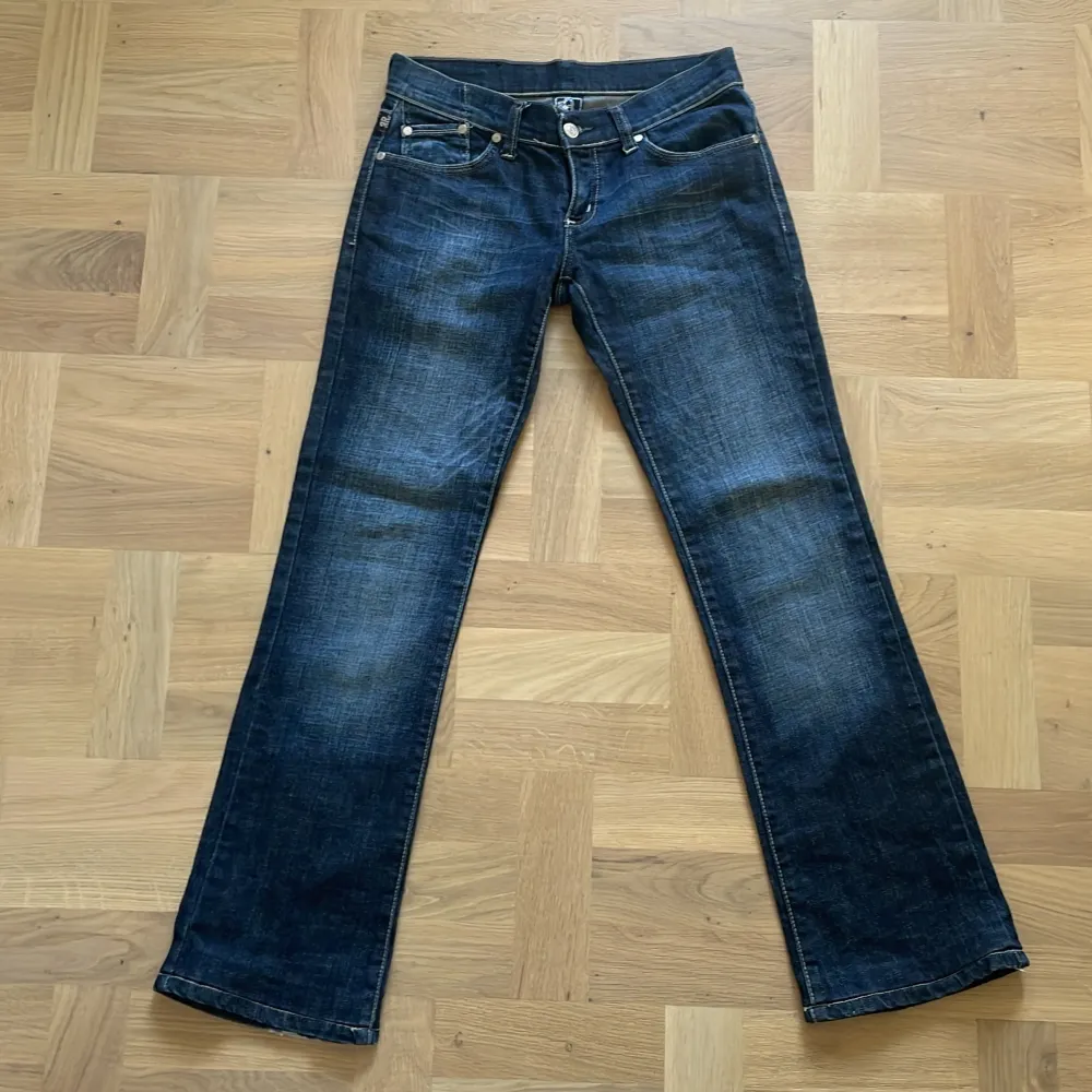 Så fina mörkblå lågmidjade bootcut Victoria Beckham jeans som inte kommer till användning. Midjemått: 37cm tvärsöver. Innerbenslängd: 75cm. Jättebra skick. Skriv för fler bilder eller om du har frågor, använd gärna köp nu🩷. Jeans & Byxor.