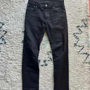 Svarta nudie jeans i storlek 29/33 Model: Tilded Tor  Sitter slim fit 