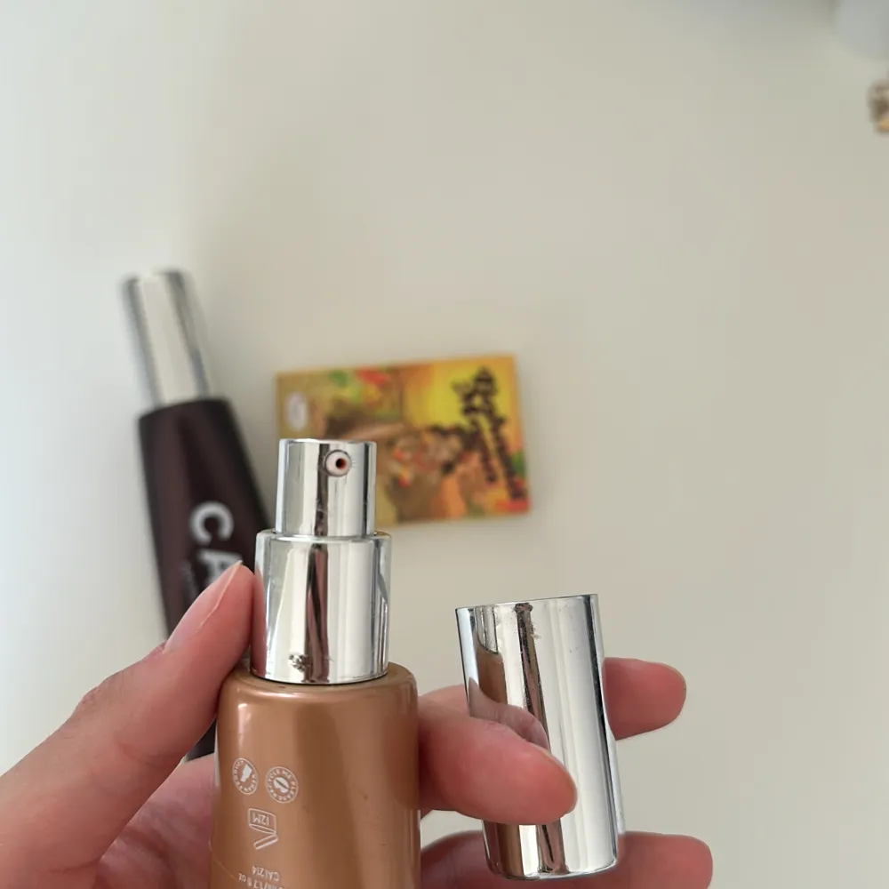 Caia liquid highlighter - använd 2-3 ggr, ALDRIG DIREKT PÅ HUD i färgen PEARL SWIRL - 170kr  Caia liquid bronzer - samma sak som highlightern, färgen HAVANA - 170kr  Benefit bahama mama - testad 1 gång med ren borste - 80kr  Allt tillsammans för 320. Skönhet.