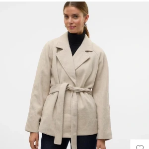 Vero Moda kappa - Säljer nu min Vero Moda kappa då den inte används och vill testa nått nytt. Den är köpt för att år sen men fortfarande i bra/använt skick💕