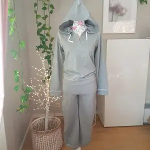 Helt oanvänt mysset/träningsset från H&M, om en hoodie och 3/4 byxor. Stretchigt, mjukt och skönt. Byxorna har bred resår i linningen, hoodien har öppen v-ringning och liten puffärm, enligt bild 2. ~ STOR rensning & erbjudanden i min shop ~