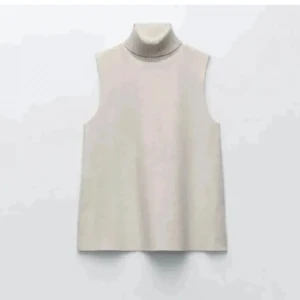 Polo tröja - Säljer denna beiga polo tröjan från zara då den inte kommit tills andvändning, skriv för fler frågor eller bilder!❤️