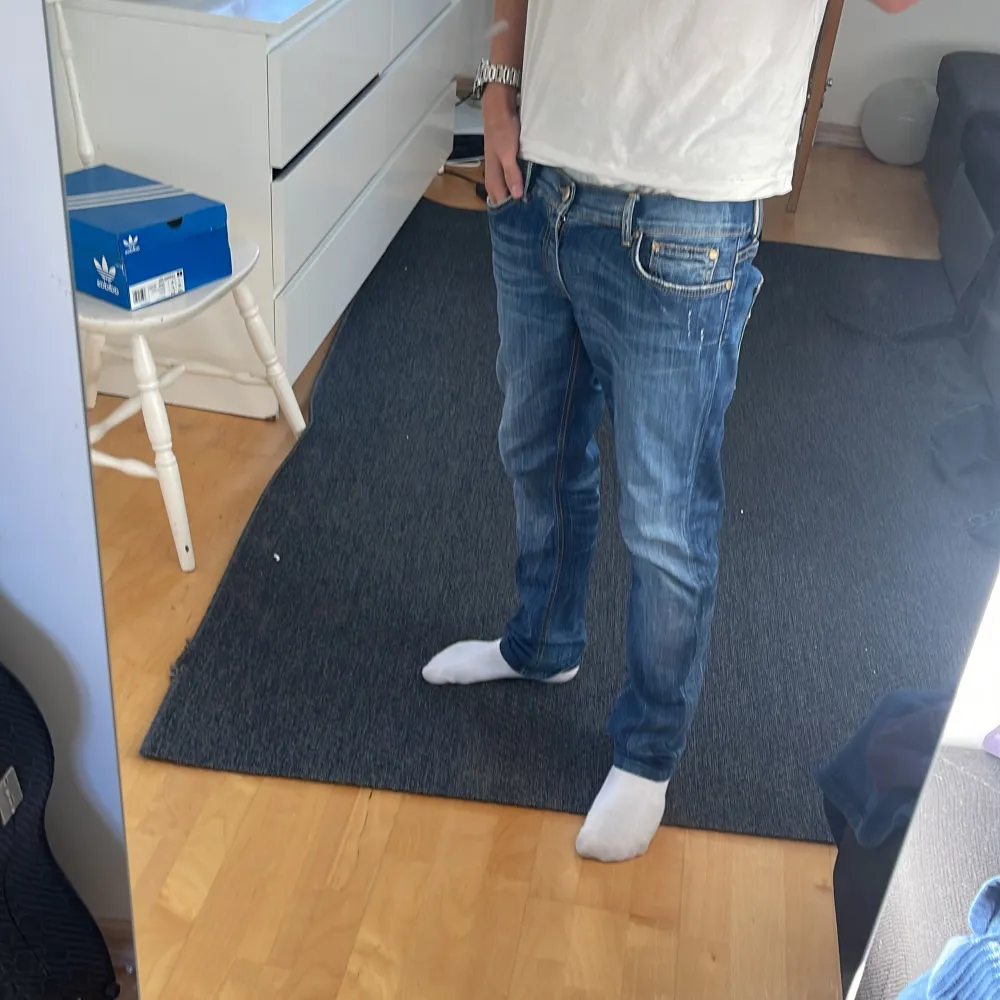 Säljer nu dessa riktigt snygga Dondup Jeans i storlek 31. Jeansen är i Nyskick och har inga slitningar utöver de som redan finns på jeansen🌟 Skriv vid funderingar !. Jeans & Byxor.