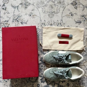 Valentino flycrews - Säljer mina supersnygga blå/gröna flycrews🩵🩵Strl 37 Skriv för frågor!!