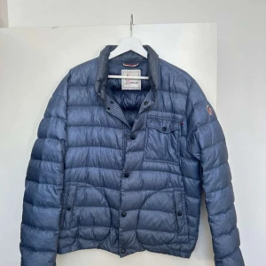 moncler jacka - moncler grenoble i mycket bra skick, används inte så ofta därför säljer jag den. skriv vid ytterligare frågor😁