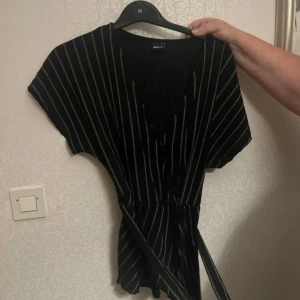 Tröja - Med band runt midjan.  Storlek XL