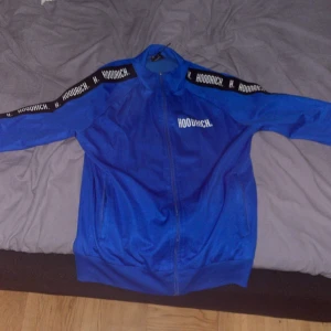 Hoodrich tröja blå svart vit - Den är i bra skick inget är sönder. Jag har haft tröjan i cirka 1 år. Jag köpte tröjan ny för 1100