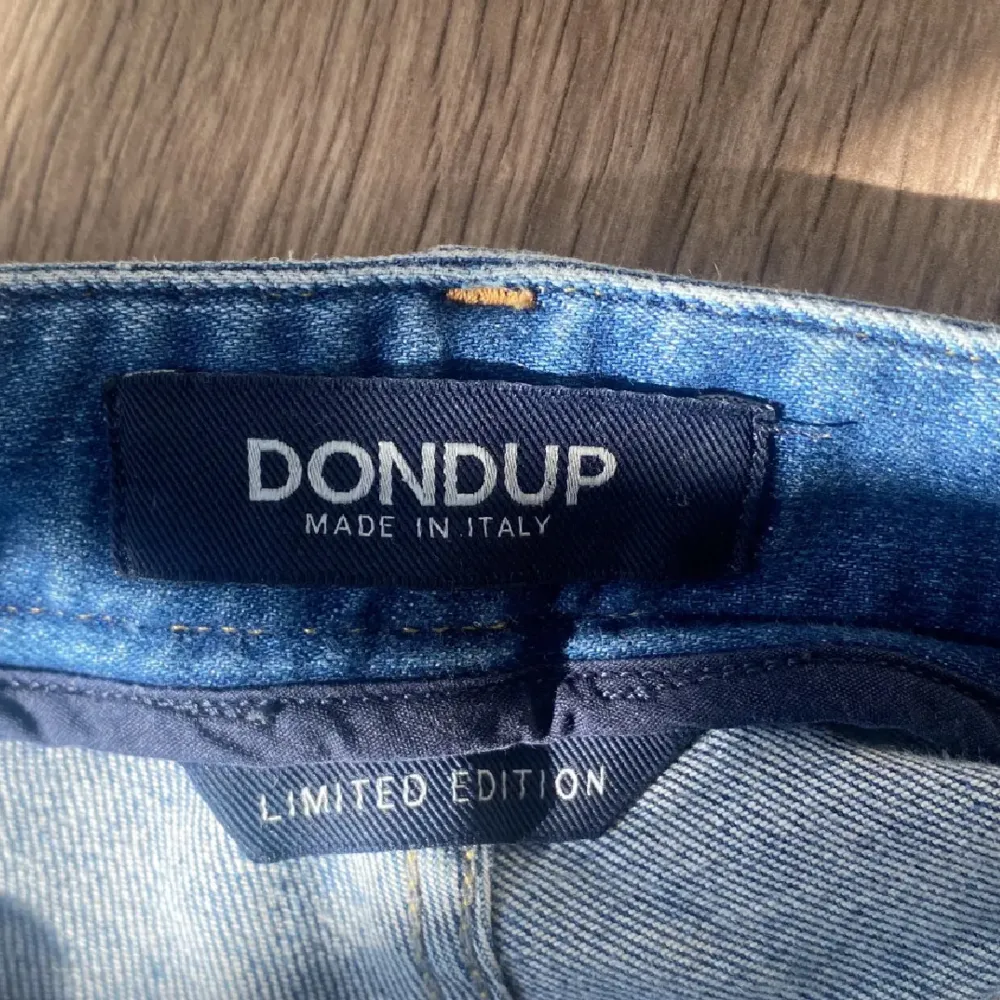 Snygga limited edition Dondup Detox jeans i storlek 34. Jeansen är hela med minimalt slitage. Hör av dig vid frågor. Jeans & Byxor.