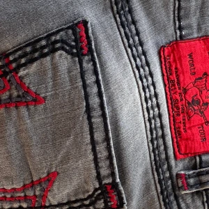Jätte snygga true religion jeans  - Jätte snygga gråa true religion jeans, passar 36-38 med snygga röda detaljer