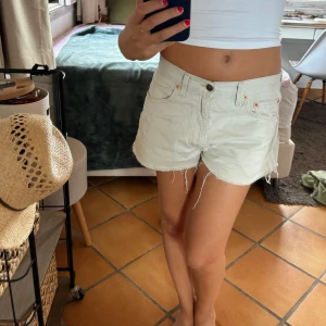 Jeans Shorts  - Levis Jeans shorts med målat tryck som håller i tvätten, lågmidjad :)