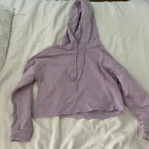 Ljuslila hoodie - Säljer en mysig ljuslila hoodie i storlek XS/S. 