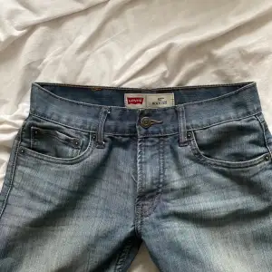 Säljer dessa lågmidjade bootcut jeans! Passar xs, uppsprättade längst ner💖