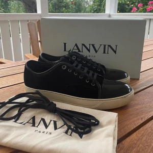 Lanvin skor  - Hej! Säljer nu dessa sjukt snygga lanvin skor. Skorna är i superfint skick 9/10. Med skorna medföljer box och dustbag 