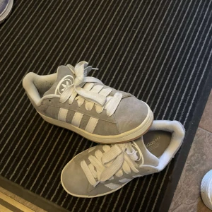 Gråa campus - Fina och nya campus aldrig använda jag köpte i fel storlek men mycket fina campus aldrig använda. (Pris går att diskutera!!)