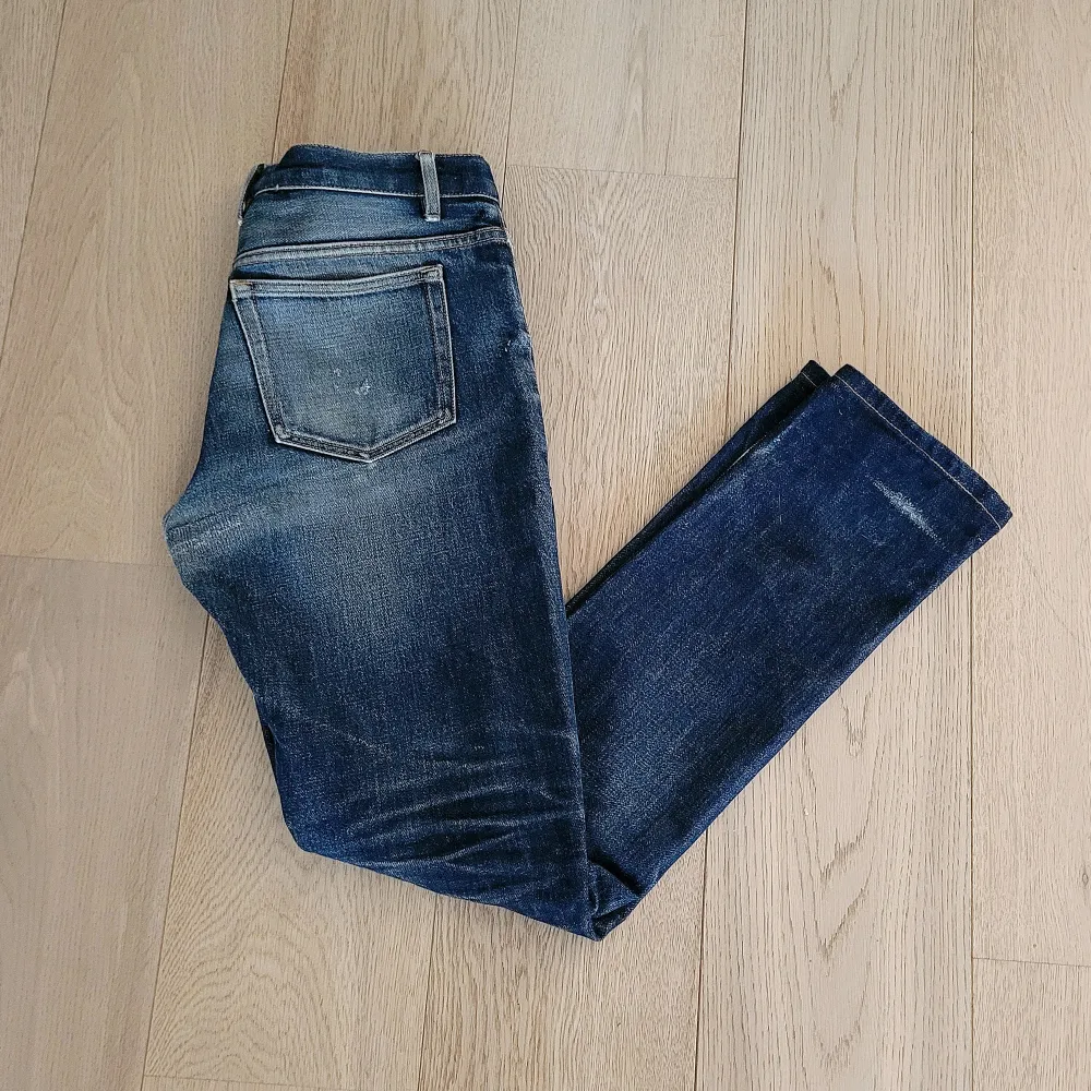 Extremt feta selvedge APC jeans med PERFEKT slitning. Inga hål, bra skick! Modellen heter petit standard, mått tas i pm.. Jeans & Byxor.