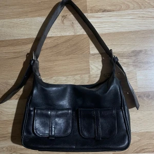 svart handväska - svart handväska, köpt second hand men aldrig använd av mig! 