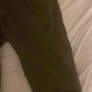 Nike teck byxor  - Nike teck byxor är typ nya har inte använt dem mycket inget trasigt vill bara sälja dem