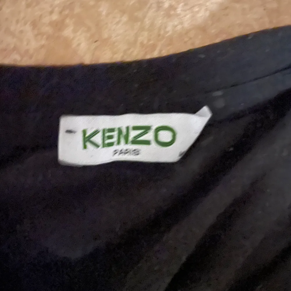 Hej jag säljer min kenzo t_shirt storlek s men passar xs riktigt bra och ingen hål.. T-shirts.