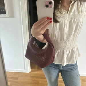 Vinröd väska - Säljer denna vinröda väska som är SÅ fin till hösten. 🍂😍✨Helt slutsåld på hemsidan, och den är enbart testad! 🙌Säljer pga att den tyvärr ej kommer till användning. Se bild 2&3 för exakt färg❤️